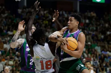 Unicaja aplasta a Baskonia en el homenaje a su leyenda, Carlos Suárez