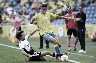 Sergi Cardona y Delmás pugnan por el balón en el partido entre UD y Cartagena de la temporada pasada | Fotografía: La Liga