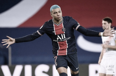 Com gol de pênalti de Mbappé, PSG vence Lorient e segue na briga pelo topo
