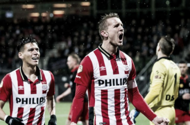 PSV suma y aprieta al Ajax