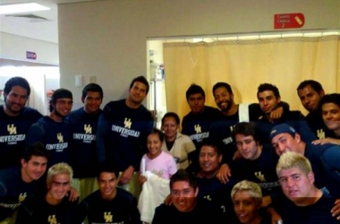 Los Pumas CU visitan a niños con enfermedades en el Hospital Infantil de México