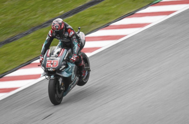 Pole position para Quartararo y escalofriante caída de Marc Marquez
mientras seguía su rueda