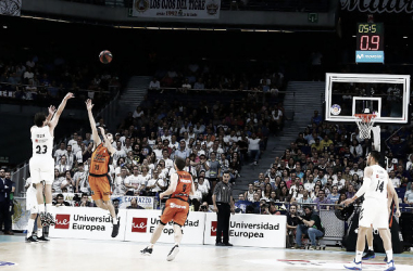 Llull y Ayón empujan al Madrid hacia su primera bola de partido