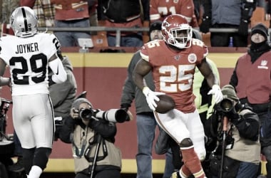 Chiefs humillan a Raiders para mantener el liderato de la AFC Oeste