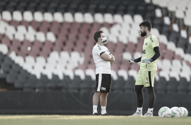 Com uma das defesas menos vazadas, Vasco enfrenta Atlético-GO para voltar ao G-4