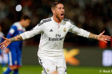 Sergio Ramos dejó el partido con molestias en el muslo