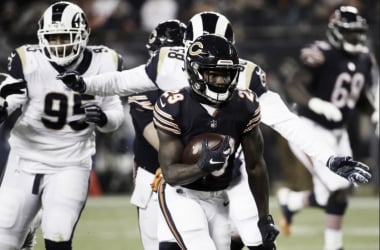 Defensa de Bears frena a Rams