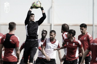 Raúl Fernández atrapa un balón en un entrenamiento | Foto: Pepe Villoslada / Granada CF