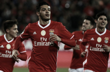 Benfica no falla y resuelve en Estoril en el regreso de Jonas