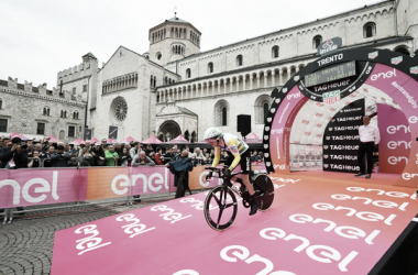 Giro d'Italia, a Dennis la crono di Rovereto. Yates resiste a Dumoulin