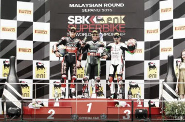 Jonathan Rea reina en el caos malayo