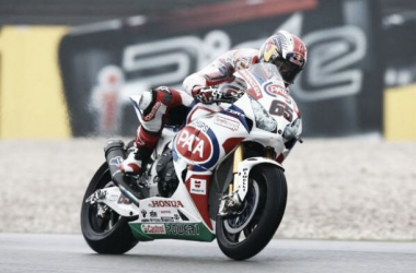 Jonathan Rea baila bajo la lluvia de Portimao