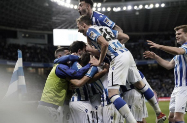 El equipo celebrando el gol /&nbsp; Foto: Twitter de la Real Sociedad