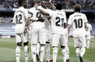 Los jugadores del Real Madrid celebrando el gol de Karim Benzema en el último partido contra el Rayo (Foto: Real Madrid)