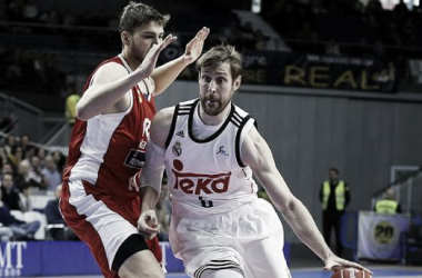 El Madrid vence al Obradoiro y recupera el co-liderato