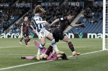 Nerea Eizagirre en una disputa del balón frente a la portería de las jugadoras del Levante UD Foto vía: DAZN.com