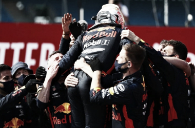 Verstappen resurge y Mercedes se derrite