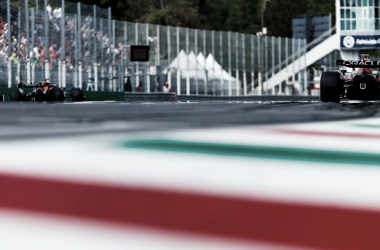 Un monoplaza de RedBull saliendo de boxes en Monza. / Fuente: Twitter @redbullracing