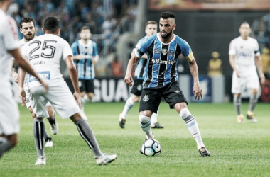 Jogadores do Grêmio destacam predomínio da retranca do Santos e lamentam empate na Arena