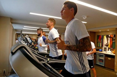 Varios jugadores del Real Madrid miran Nueva York desde el gimnasio