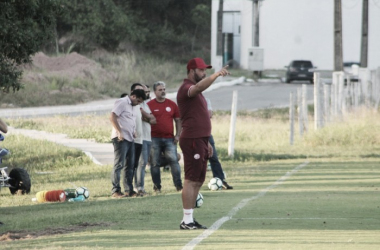 Técnico Roberto Fernandes faz testes na equipe titular do Náutico