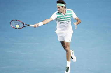 Federer camina con paso firme