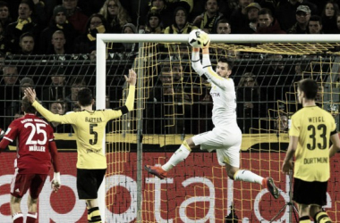 Goleiro suíço Roman Bürki fratura mão e não atua mais pelo Borussia Dortmund em 2016