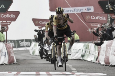 Primoz Roglic triunfa en el alto del Angliru seguido de Jonas Vingegaard / Fuente: La Vuelta