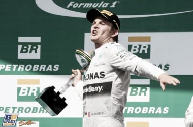 Nico Rosberg resiste el ciclón Hamilton y se mantiene con vida