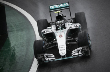 La lluvia obliga a Rosberg a no arriesgar