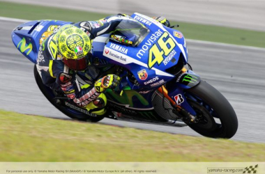 Valentino Rossi marca el ritmo antes de la aparición de la lluvia