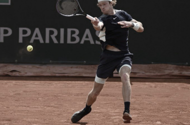 Rublev sofre, mas vira contra Kwon na estreia de Roland Garros