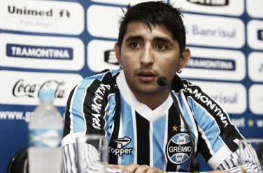 Com tradutor improvisado, Alán Ruiz é apresentado no Grêmio