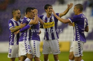 El Real Valladolid encuentra bajo la lluvia la fuerza para seguir arriba