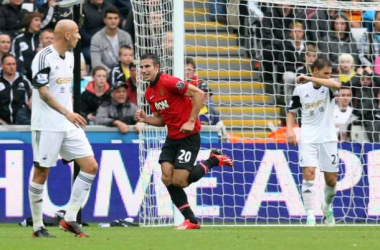 Van Persie se luce en el estreno liguero de Moyes (1 - 4)