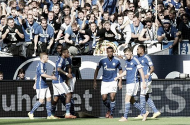 Schalke 04 constrói vantagem no início e vence clássico contra o Dortmund