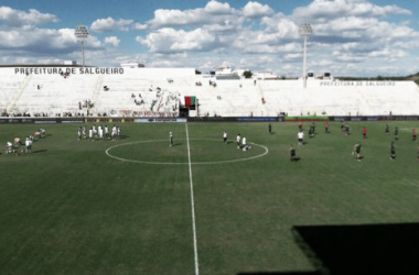 Santa Cruz vence Salgueiro fora de casa em jogo truncado e respira no Pernambucano