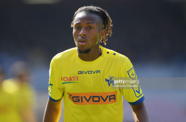 NAPLES, ITALY - APRIL 08: Samuel Bastien of AC Chievo Verona in action during the Serie A match between SSC Napoli and AC Chievo Verona at Stadio San Paolo on April 8, 2018 in Naples, Italy. (Photo by Francesco Pecoraro/Getty Images)
