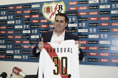 Sandoval, presentado: &quot;Tenemos que devolver con trabajo lo que nos da la afición&quot;