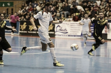 Santiago Futsal reina en el derbi gallego