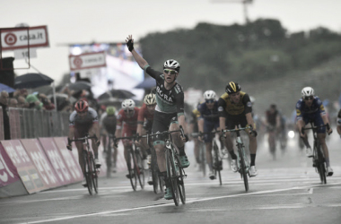 Giro d'Italia, Sam Bennett sfreccia nell'autodromo di Imola
