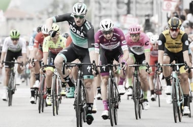 Giro d'Italia, Sam Bennett vince lo sprint di Praia a Mare