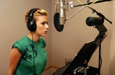 Scarlett Johanson presenta su nueva banda de chicas