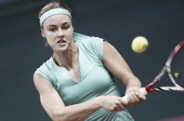 Schmiedlova y Mladenovic avanzan en Moscú