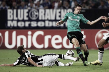 Schalke cede empate ao PAOK, aumenta crise e se complica para jogo de volta