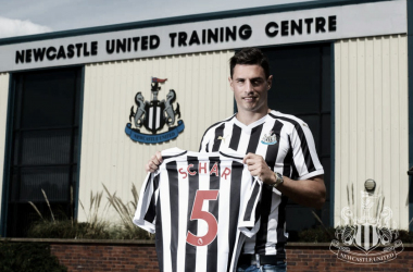 Un suizo llega a reforzar la defensa del Newcastle