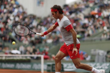 Federer se mantiene sólido y avanza en Roland Garros