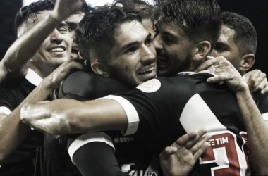 Em jogo nervoso, Vasco derrota o Inter e conquista a primeira vitória no Brasileirão