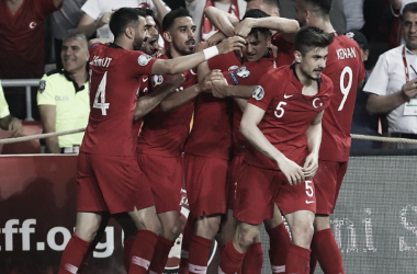 Turquia vence França e assume a liderança do Grupo H das Eliminatórias da Eurocopa