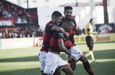 Atlético-GO domina clássico e derrota Vila Nova na Série B